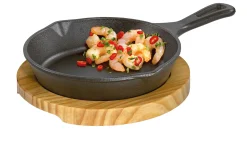 Pfanne BBQ mit Holzbrett